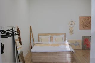 Cozy & Bright Apartment in the Heart of Tbilisi - Tbilisi - 3