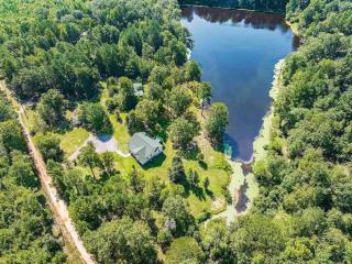 Lakeside Villa Retreat 5-Bedroom Oasis with 6 TVs 3-Acres of Waterfront Fishing & Canoe Adventures - - 9