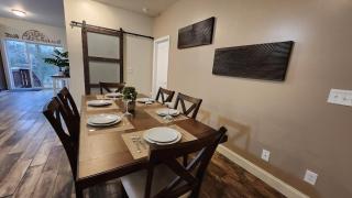 Lakeside Villa Retreat 5-Bedroom Oasis with 6 TVs 3-Acres of Waterfront Fishing & Canoe Adventures - - 3
