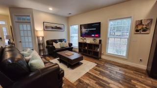 Lakeside Villa Retreat 5-Bedroom Oasis with 6 TVs 3-Acres of Waterfront Fishing & Canoe Adventures - - 2