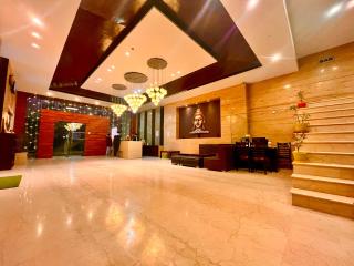 The Vaikunth Mcleodganj #centrally heated & air cooled #scenic mountain view #big parking #on mall road #top rated #most awarded #premium rooms #bar #terrace #lift #property of the year - McLeod Ganj - 9