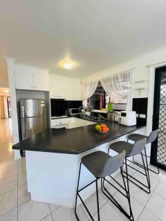 Family Friendly Vacation Home nearby Melbourne Airport - Caroline Springs - 0