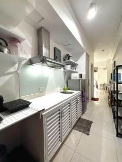 Beach condos at Pico de Loro Cove - Wi-Fi & Netflix, 42-50''TVs with Cignal cable, Uratex beds & pillows, equipped kitchen, balcony, parking - guest registration fee is not included - Nasugbu - 3