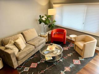 3-Story Townhome Free Parking Private Patio Washer-Dryer - 7