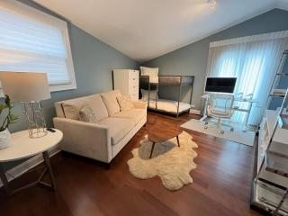 3-Story Townhome Free Parking Private Patio Washer-Dryer - 1