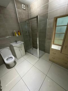 Room with bathroom - Dagenham - 1