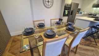 5 Bedrooms Sleeps 10 Full Kitchen Parking - 8