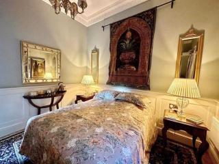 The Gothic Bedroom - Llanddulas - 5
