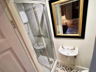 The Gothic Bedroom - Llanddulas - 8