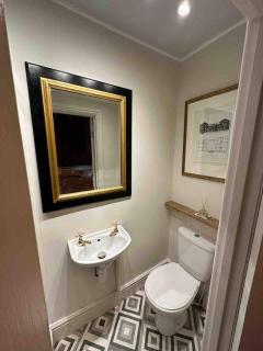 The Gothic Bedroom, Tan-yr-Ogo Lodge - Llanddulas - 2