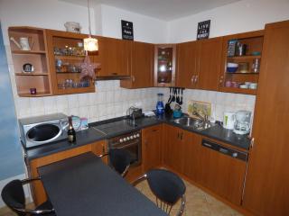 BOK - Central modern 2BR Apt w balcony, FREE INDOOR PARKING! - Budapest - 7