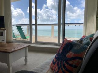 Coastal Views-2 bedroom, 2 bathroom flat in Southbourne with balcony and panoramic sea views - 6