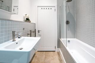 Stylish 2-Bedroom Flat with Balcony in Clerkenwell - London - 3