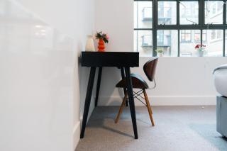 Stylish 2-Bedroom Flat with Balcony in Clerkenwell - London - 2