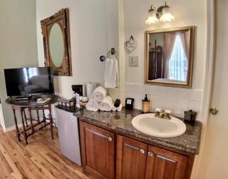Brownstone Garden Suite Flat walk to Downtown - Eureka Springs - 3