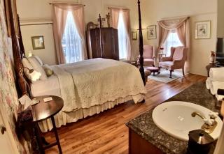 Brownstone Garden Suite Flat walk to Downtown - Eureka Springs - 1