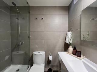 Lujoso Depto Las Condes - vista panorámica, a una cuadra del metro & estacionamiento gratis - 5