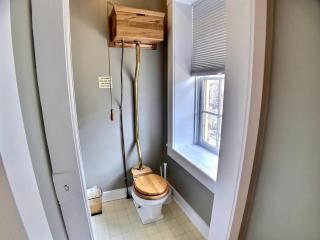 Brownstone Penthouse Suite Patio Walk to Downtown - Eureka Springs - 2