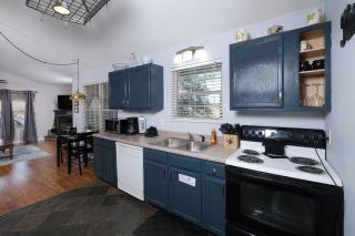 Steps away from PF parkway, pet friendly, hot tub! - Pigeon Forge - 7