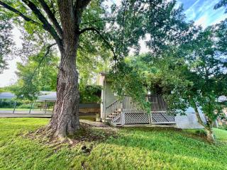 Steps away from PF parkway, pet friendly, hot tub! - Pigeon Forge - 2