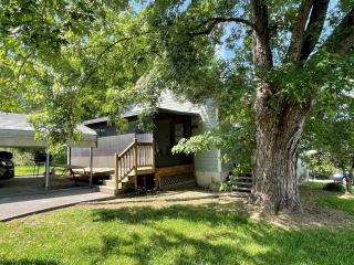 Steps away from PF parkway, pet friendly, hot tub! - Pigeon Forge - 1