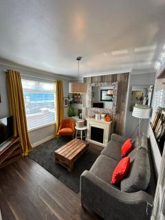 Cosy two bed terraced house 7min drive from city - Belfast - 8