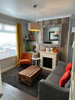 Cosy two bed terraced house 7min drive from city - Belfast - 9