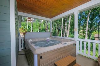 Gorgeous new 2 bedroom chalet with hot tub and pool table in Gatlinburg! - Gatlinburg - 0