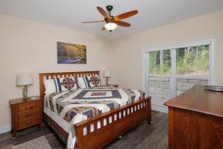 Gorgeous new 2 bedroom chalet with hot tub and pool table in Gatlinburg! - Gatlinburg - 7