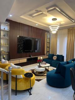 Welcome to The Luxe Escape - Ikota - 6