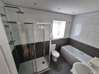 Large Apartment-Sleeps 9 -Parking -Wifi - Bristol - 3