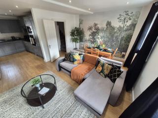 Large Apartment-Sleeps 9 -Parking -Wifi - Bristol - 0