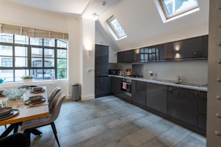 Stylish 3BR Duplex in Vibrant Clerkenwell - 2