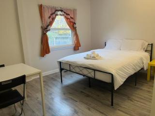 Ensuite Queen Room Sunshine & Convenience near Finch station - Toronto - 8