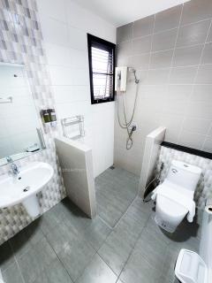 Private 3-Bedroom Retreat Close to Beach & Airport - 2