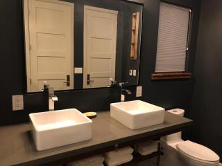 Beautiful Cottage, hot tub, in great neighborhood - 5