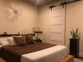 Beautiful Cottage, hot tub, in great neighborhood - 1