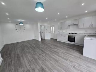 Luxury 4-Bed Home Near City - Birmingham - 9