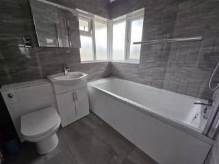 Luxury 4-Bed Home Near City - Birmingham - 8
