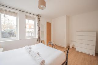Stylish Spacious 3 Bed Home 5min walk from station - Londra - 8