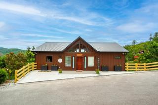 Bearly Haus -Views, Hot Tub, Pool & Xbox! - Pigeon Forge - 4