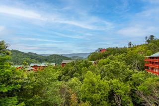 Bearly Haus -Views, Hot Tub, Pool & Xbox! - Pigeon Forge - 3