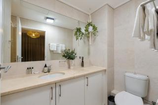 Stylish City Apartment - 5