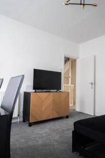Bright 2-Bed Flat with Skylight attic Room - London - 7