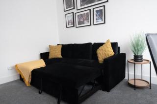 Bright 2-Bed Flat with Skylight attic Room - London - 5