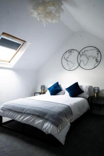 Bright 2-Bed Flat with Skylight attic Room - London - 1