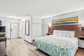 HomeTowne Studios by Red Roof Southfield - Southfield - 1