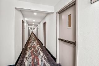 HomeTowne Studios by Red Roof Southfield - 3