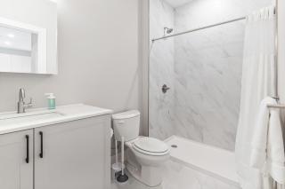 10 mins to CenterCity, Sleeps 6, With Rooftop Views! - 9