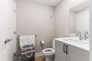 10 mins to CenterCity, Sleeps 6, With Rooftop Views! - 6